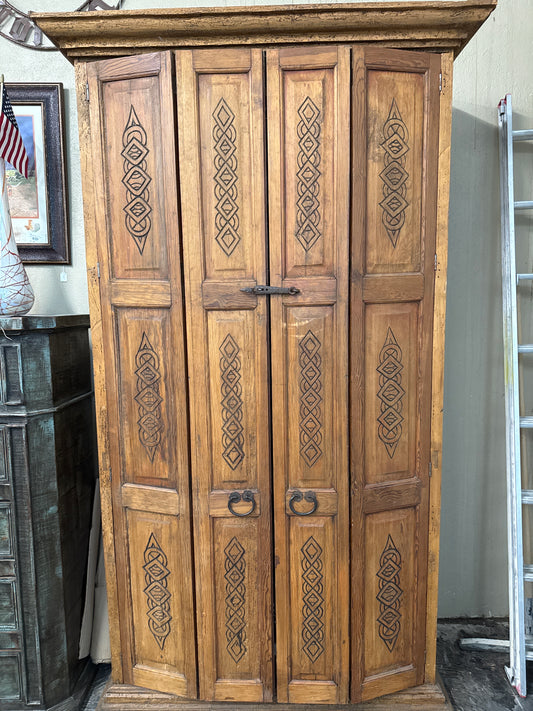 Armoire two doors with hinges