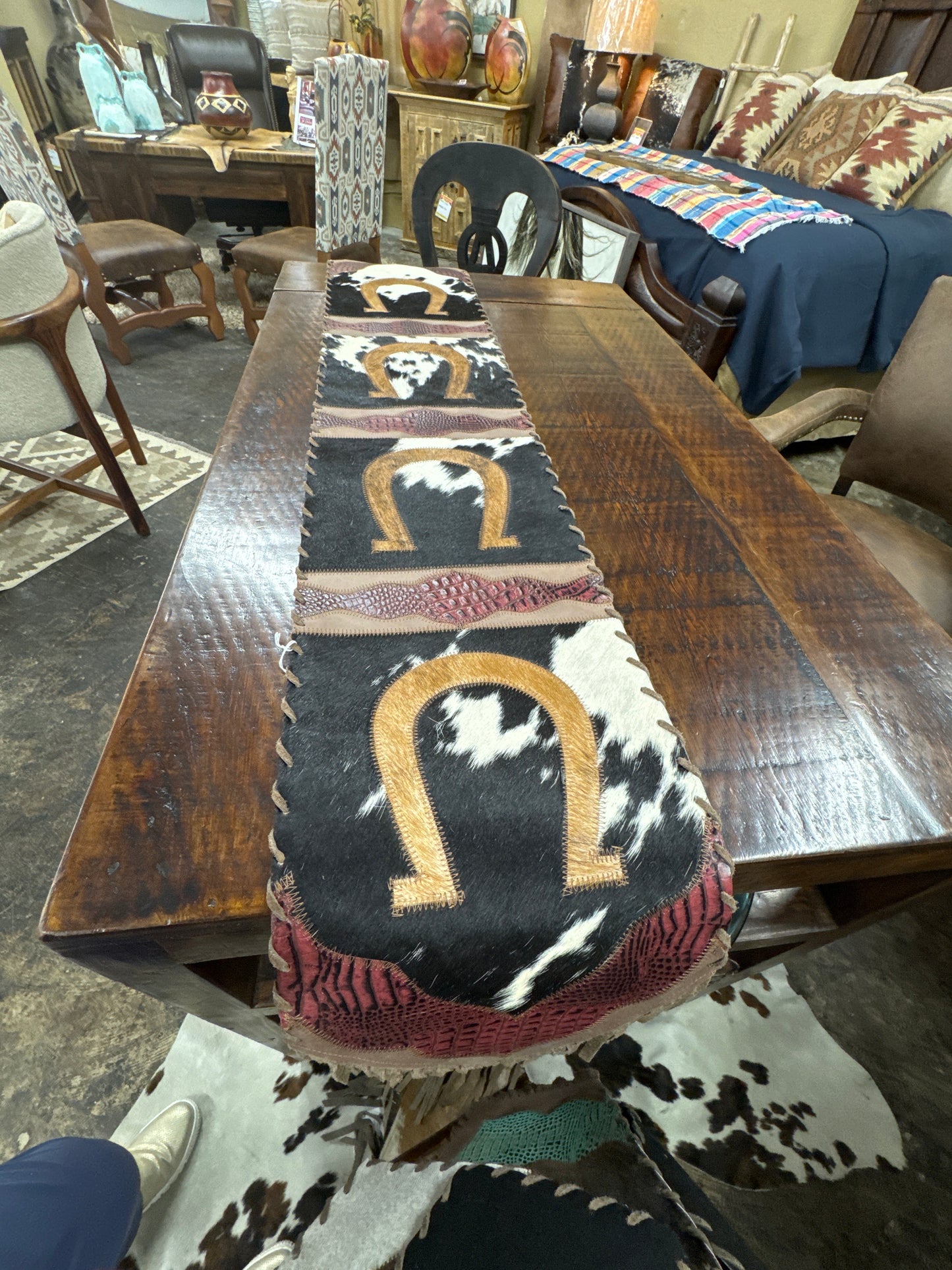 Table Runner Model 2 - Horse Shoe with Details Croc Tan, Laced Border, Size 1'X6'  00050018