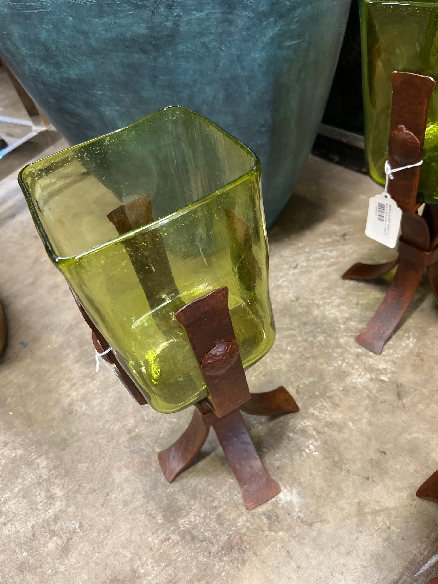 F6 AA IRON &amp; GLASS VASE MED