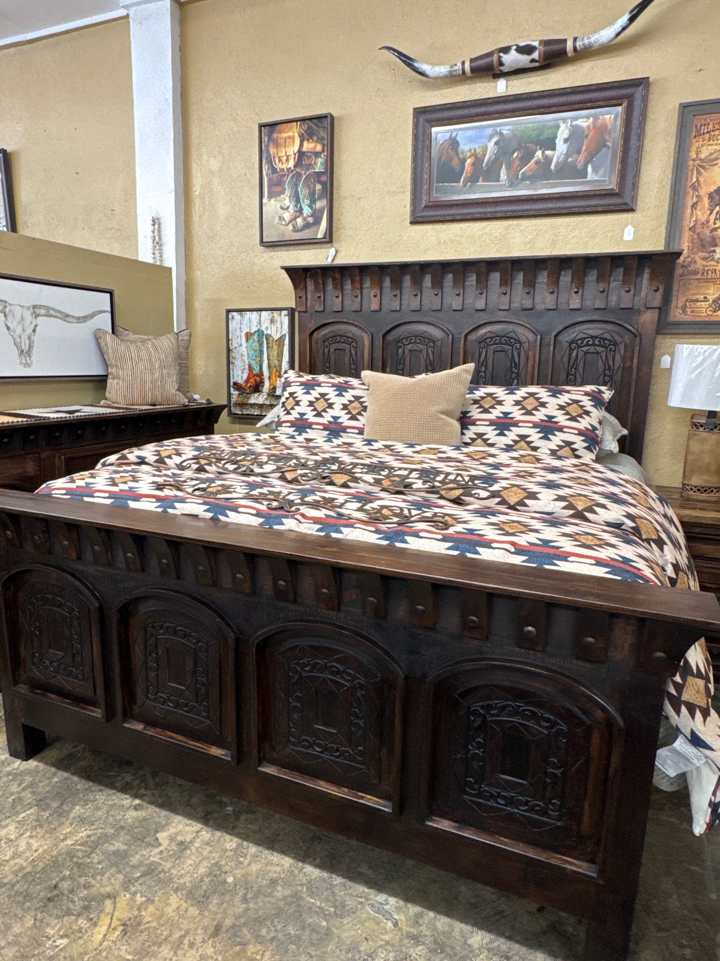 F4 FELICIA CARVED KS BED OLDWOOD & BLACK