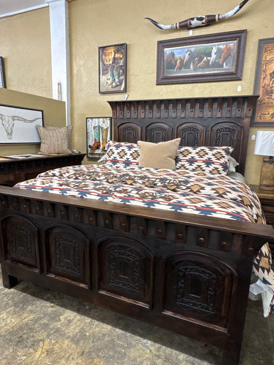 F4 FELICIA CARVED KS BED OLDWOOD & BLACK