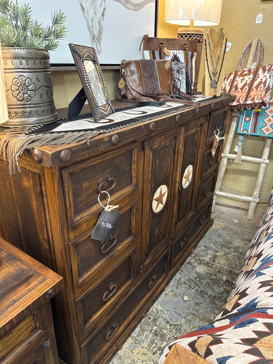 LR COM15 Laredo 8 DWR 2 Door Dresser w Star