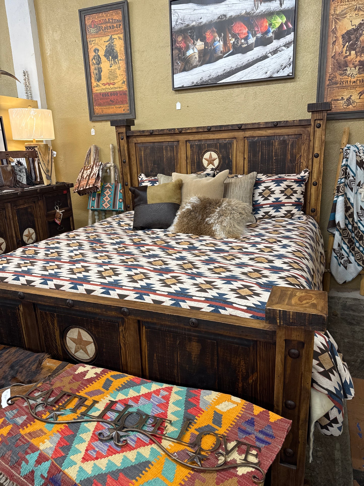 LR Laredo QN Bed w/Star